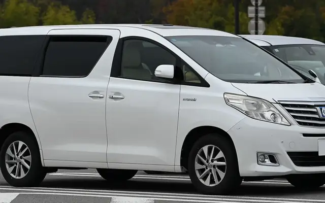 トヨタ アルファード（ミニバンの車種例）